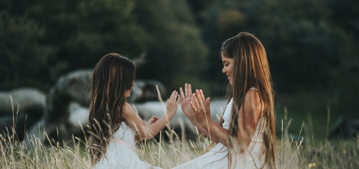 erfahren sie mehr über geschwister: die besondere bindung, herausforderungen und freuden im leben mit brüdern und schwestern.